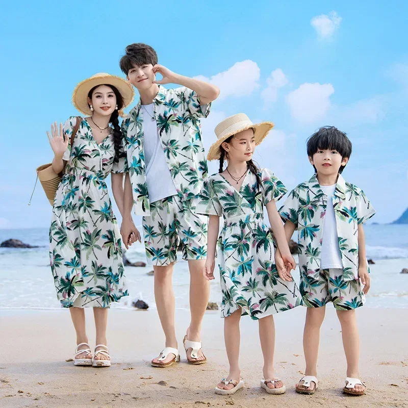 Plant Parenting - Vacation Couple Look Parent-childClothing Mom Daughter